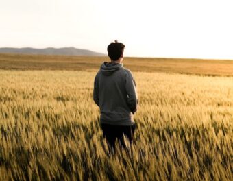 Single Christian alone in field encouraged by his advantages