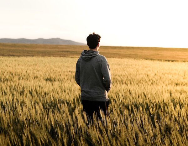 Single Christian alone in field encouraged by his advantages